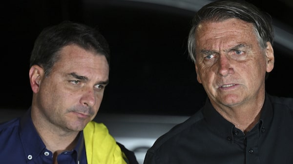 Alexandre de Moraes proíbe visitas de Flávio a Bolsonaro até após o primeiro turno Alexandre de Moraes proíbe visitas de Flávio a Bolsonaro até após o primeiro turno