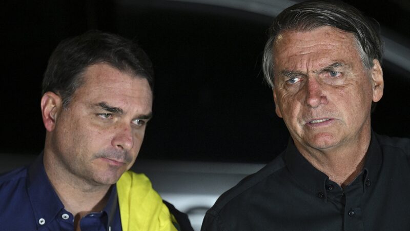 Alexandre de Moraes proíbe visitas de Flávio a Bolsonaro até após o primeiro turno Alexandre de Moraes proíbe visitas de Flávio a Bolsonaro até após o primeiro turno