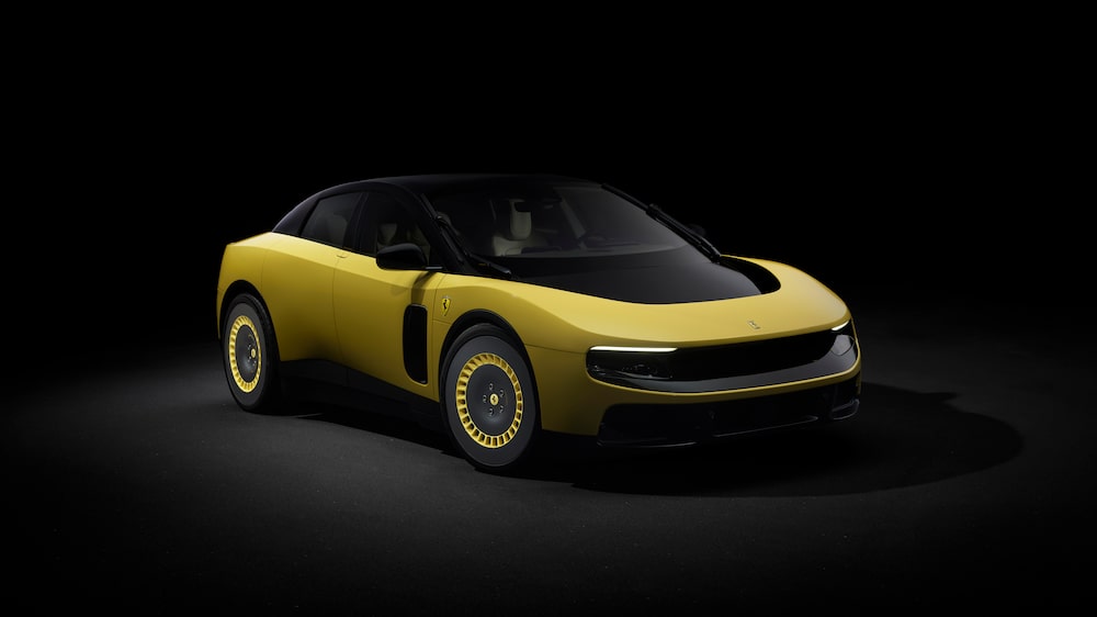 Ferrari Luce durante su presentación oficial en Roma. El modelo de cinco plazas marca la entrada de Ferrari al segmento de deportivos totalmente eléctricos y fue desarrollado junto al estudio LoveFrom, liderado por Jony Ive. Ferrari Luce durante su presentación oficial en Roma. El modelo de cinco plazas marca la entrada de Ferrari al segmento de deportivos totalmente eléctricos y fue desarrollado junto al estudio LoveFrom, liderado por Jony Ive.
