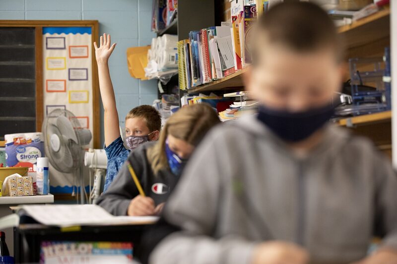 Alumnos de primaria asisten a clases presenciales. Alumnos de primaria asisten a clases presenciales.