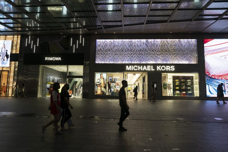 Bill Gross apuesta a fusiones y adquisiciones para el propietario de Michael Kors Bill Gross apuesta a fusiones y adquisiciones para el propietario de Michael Kors