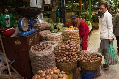 Una mujer compra papas