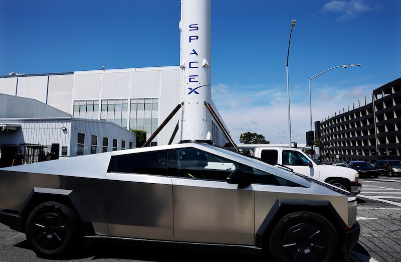 Un Tesla Cybertruck pasa junto a un cohete Falcon 9 de SpaceX expuesto en las instalaciones de SpaceX el 2 de abril de 2026 en Hawthorne, California. Un Tesla Cybertruck pasa junto a un cohete Falcon 9 de SpaceX expuesto en las instalaciones de SpaceX el 2 de abril de 2026 en Hawthorne, California.