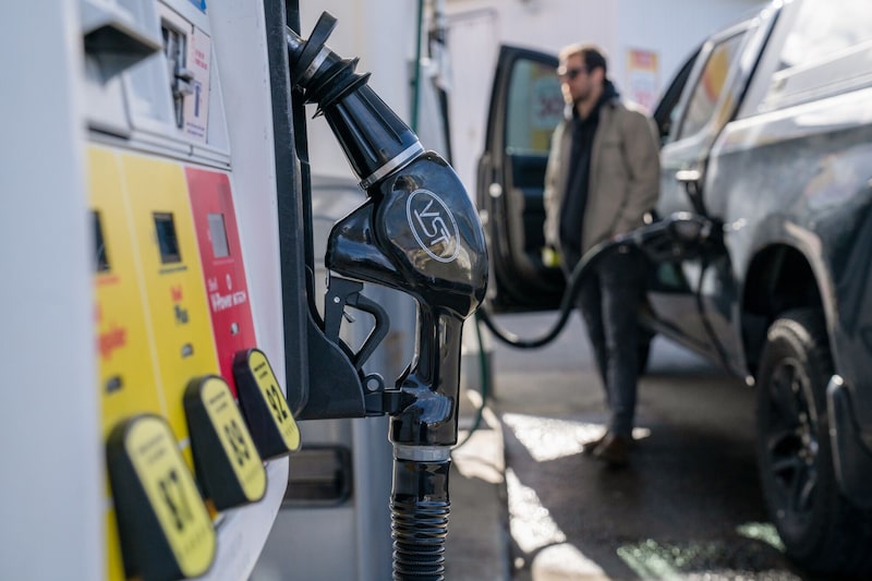 Una bomba de combustible mientras un conductor llena el tanque de un vehículo con diésel en una gasolinera de Seattle, Washington. Una bomba de combustible mientras un conductor llena el tanque de un vehículo con diésel en una gasolinera de Seattle, Washington.