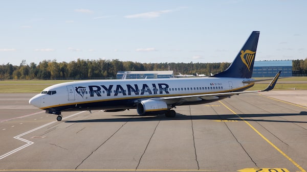 Avión Boeing 737 de Ryanair pierde una ventanilla en pleno vuelo y deja un pasajero herido Avión Boeing 737 de Ryanair pierde una ventanilla en pleno vuelo y deja un pasajero herido
