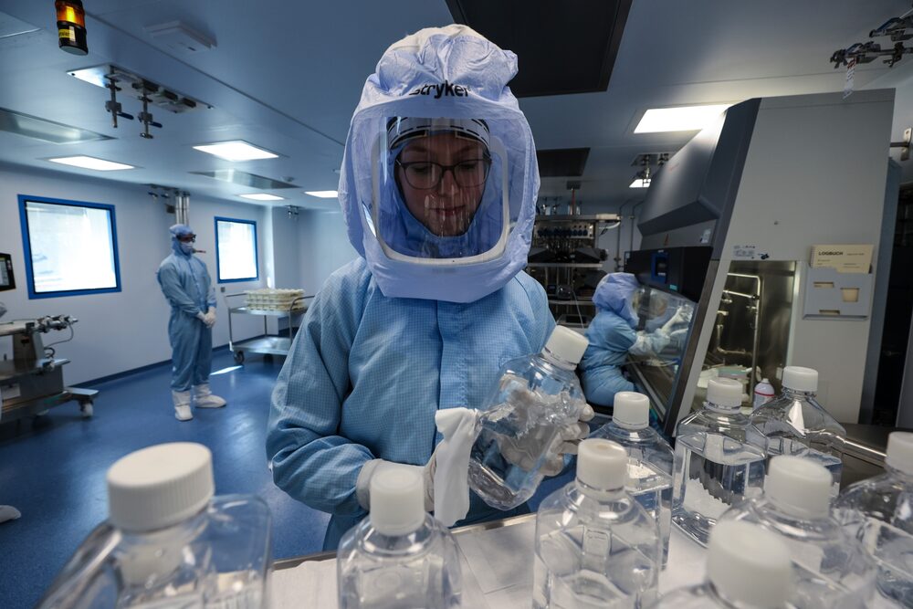 Funcionários preparam matéria-prima para o RNA mensageiro, primeira etapa da produção da vacina contra a covid-19, no laboratório da BioNTech Funcionários preparam matéria-prima para o RNA mensageiro, primeira etapa da produção da vacina contra a covid-19, no laboratório da BioNTech