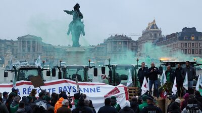 Agricultores franceses protestam com tratores contra pacto com o Mercosul Agricultores franceses protestam com tratores contra pacto com o Mercosul