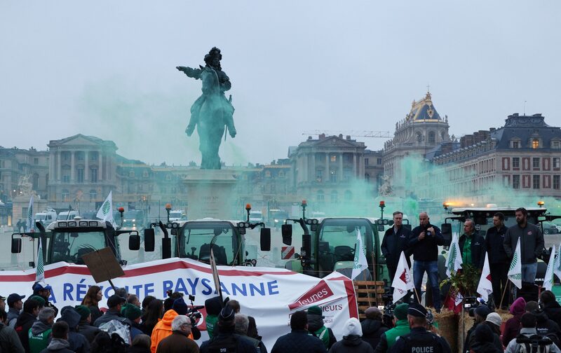 Protesto foi feito principalmente contra o acordo do Mercosul, mas também contra as tarifas, e importações que não respeitam os padrões franceses, como os ovos ucranianos. (Foto: Bloomberg) Protesto foi feito principalmente contra o acordo do Mercosul, mas também contra as tarifas, e importações que não respeitam os padrões franceses, como os ovos ucranianos. (Foto: Bloomberg)