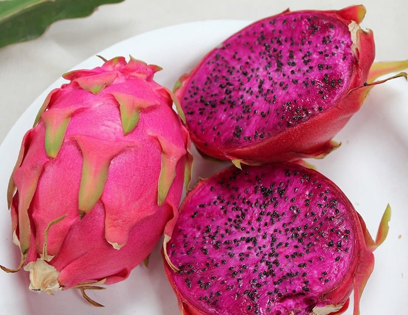 A la pitahaya se le conoce como fruta del dragón (dragon fruit). A la pitahaya se le conoce como fruta del dragón (dragon fruit).