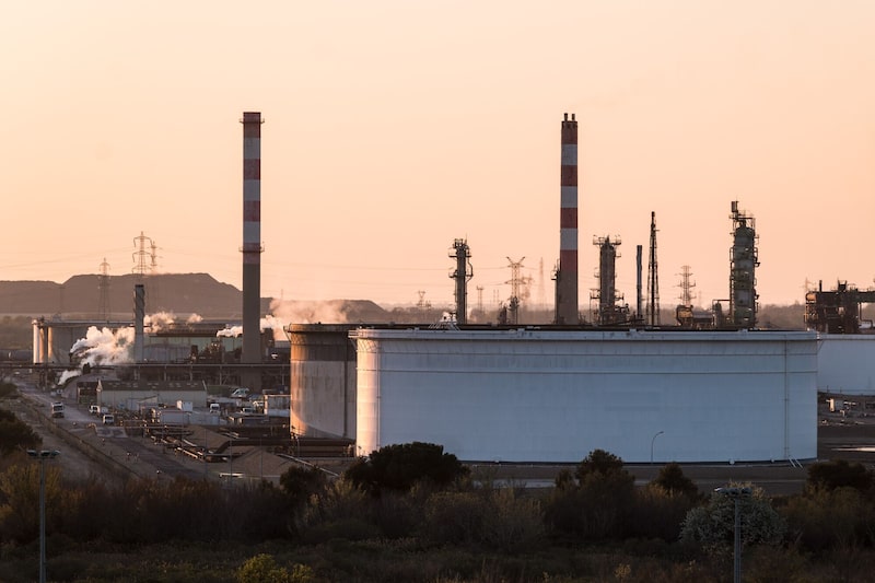 Depósitos de almacenamiento de petróleo en la refinería de Rhone Energies SAS, en Fos-sur-Mer (Francia), el viernes 20 de marzo de 2026. Depósitos de almacenamiento de petróleo en la refinería de Rhone Energies SAS, en Fos-sur-Mer (Francia), el viernes 20 de marzo de 2026.