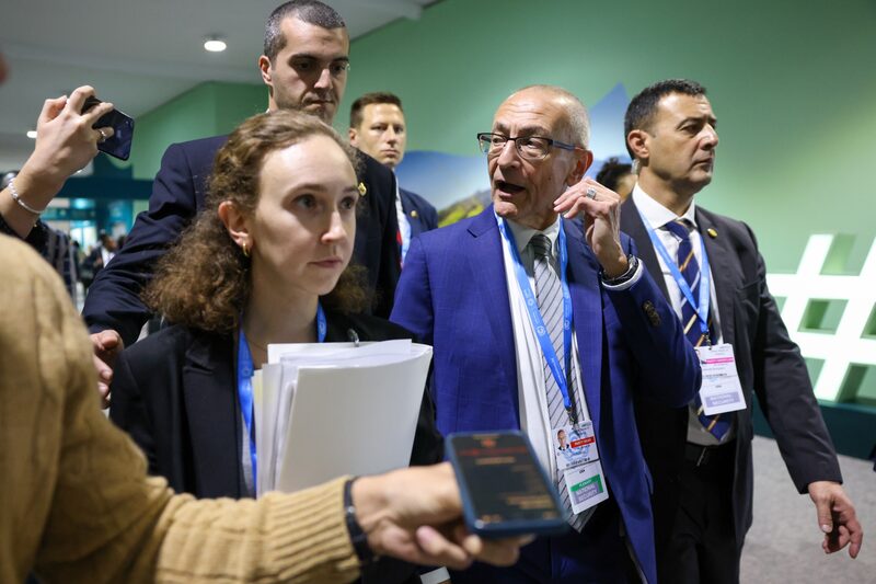 Muchos negociadores afirmaron que la presidencia azerí de la COP29 corría el riesgo de perder el control del proceso, ya que docenas de delegaciones debían abandonar el país en las próximas horas. Muchos negociadores afirmaron que la presidencia azerí de la COP29 corría el riesgo de perder el control del proceso, ya que docenas de delegaciones debían abandonar el país en las próximas horas.