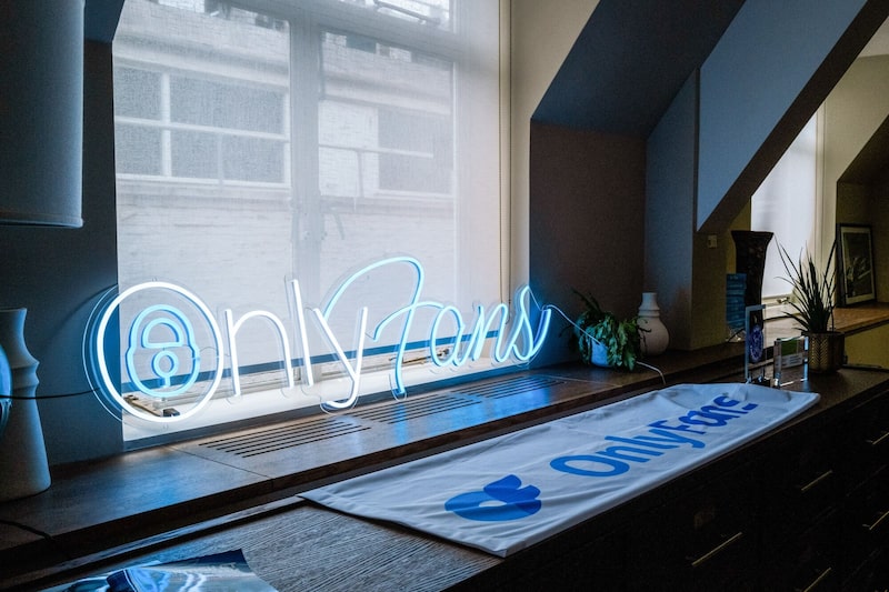 Un letrero de neón de OnlyFans Ltd. en la ventana de las oficinas de la empresa en Londres, Reino Unido. Un letrero de neón de OnlyFans Ltd. en la ventana de las oficinas de la empresa en Londres, Reino Unido.