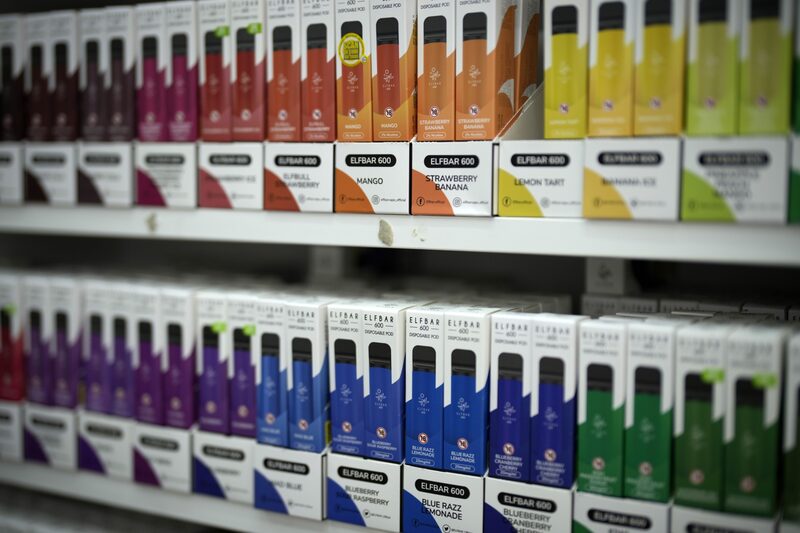 Aparatos de vapeo desechables a la venta en una tienda. Aparatos de vapeo desechables a la venta en una tienda.