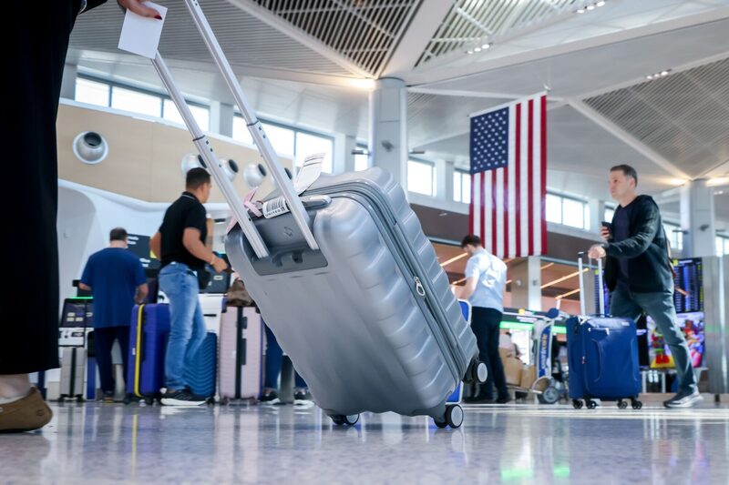 Las aerolíneas retrasaron más de 7.300 vuelos estadounidenses el jueves y cancelaron otros 1.200. Las aerolíneas retrasaron más de 7.300 vuelos estadounidenses el jueves y cancelaron otros 1.200.