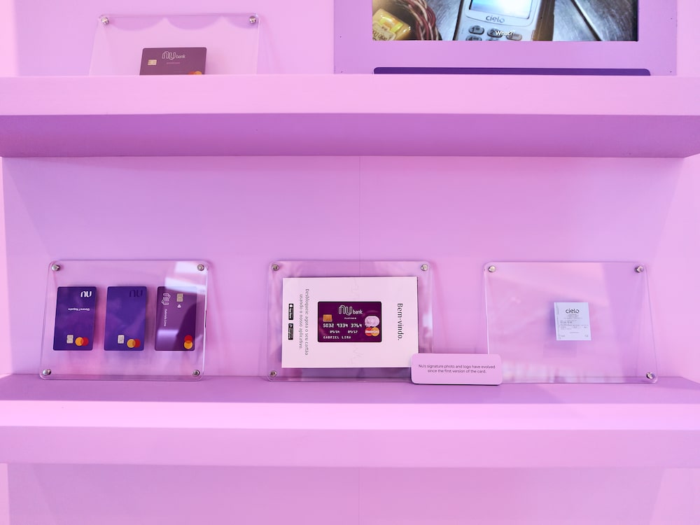 Exhibición de distintas tarjetas de Nubank y elementos que muestran la evolución de sus productos. Foto: Nubank Exhibición de distintas tarjetas de Nubank y elementos que muestran la evolución de sus productos. Foto: Nubank