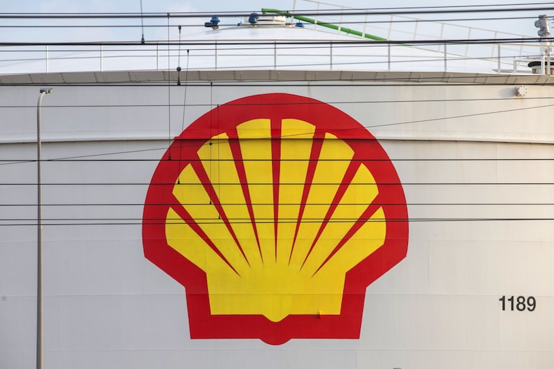 El logo de Royal Dutch Shell Plc en un silo de petróleo sobre las líneas en la refinería Shell Pernis en Rotterdam, Holanda, el martes, 27 de abril, 2021. Shell reportó ganancias en el primer trimestre, el 29 de abril. El logo de Royal Dutch Shell Plc en un silo de petróleo sobre las líneas en la refinería Shell Pernis en Rotterdam, Holanda, el martes, 27 de abril, 2021. Shell reportó ganancias en el primer trimestre, el 29 de abril.