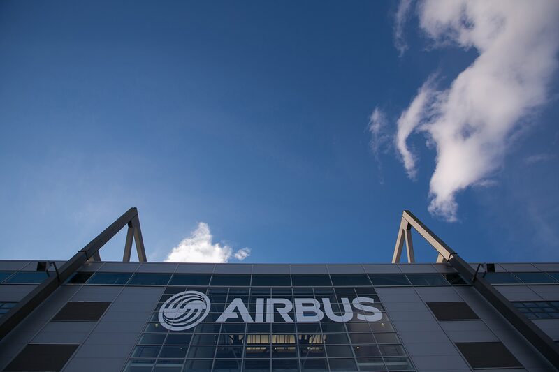 La fábrica de ensamblaje de fuselajes de aviones Airbus SE en Hamburgo. Fotógrafo: Krisztian Bocsi/Bloomberg. La fábrica de ensamblaje de fuselajes de aviones Airbus SE en Hamburgo. Fotógrafo: Krisztian Bocsi/Bloomberg.