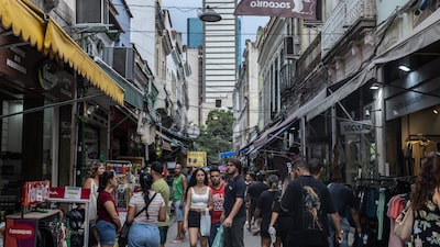 Economistas elevan previsión de tasas en Brasil ante una economía que sigue fuerte Economistas elevan previsión de tasas en Brasil ante una economía que sigue fuerte