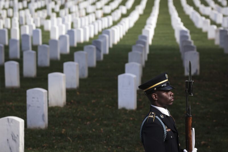 Ceremonia presidencial de colocación de coronas de honor en el centenario de la Tumba del Soldado Desconocido en el Cementerio Nacional de Arlington en Arlington, Virginia, EE.UU., el jueves 11 de noviembre de 2021. Ceremonia presidencial de colocación de coronas de honor en el centenario de la Tumba del Soldado Desconocido en el Cementerio Nacional de Arlington en Arlington, Virginia, EE.UU., el jueves 11 de noviembre de 2021.