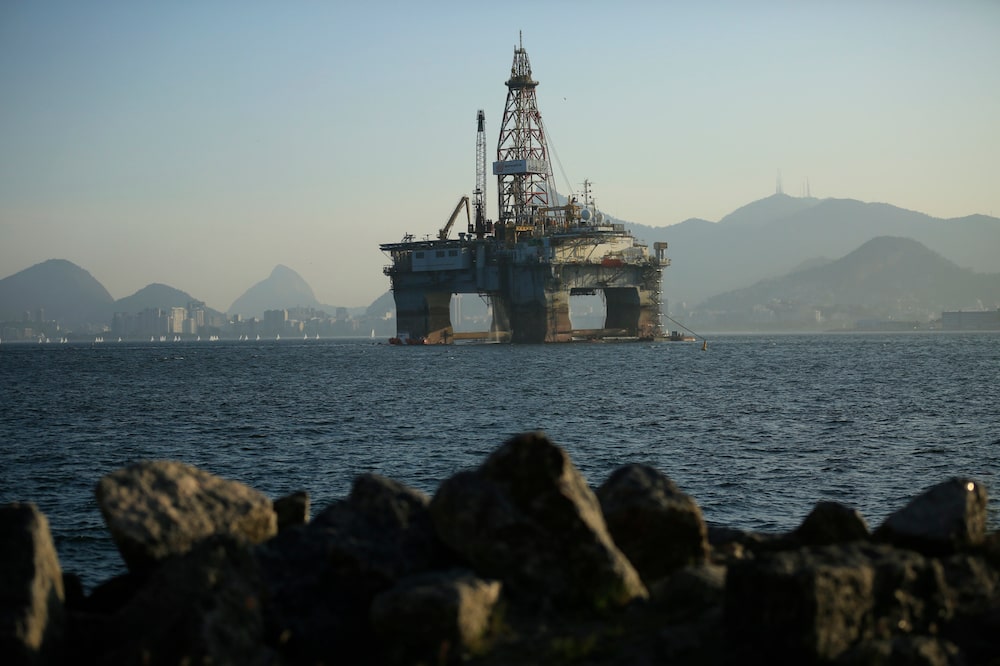 Una plataforma de perforación petrolera flota en la Bahía de Guanabara, cerca de Niterói, Brasil, el lunes 20 de abril de 2015. Una plataforma de perforación petrolera flota en la Bahía de Guanabara, cerca de Niterói, Brasil, el lunes 20 de abril de 2015.