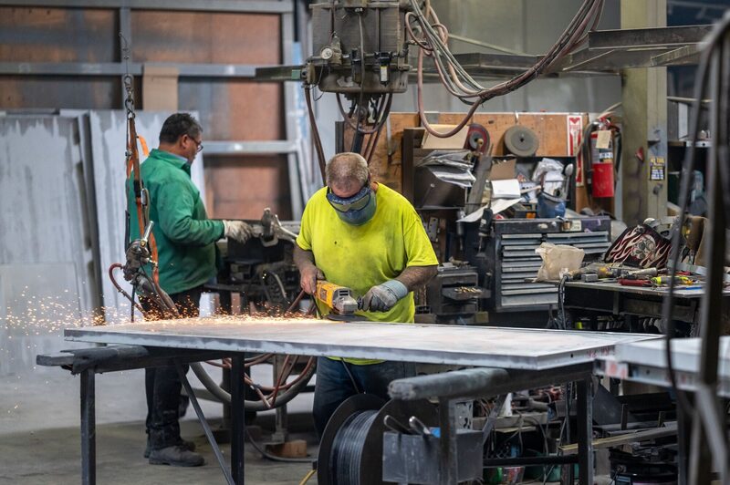 Un trabajador utiliza una amoladora en una puerta metálica en las instalaciones de Metal Manufacturing Co. en Sacramento, California, EE. UU., el martes 27 de mayo de 2025. Un trabajador utiliza una amoladora en una puerta metálica en las instalaciones de Metal Manufacturing Co. en Sacramento, California, EE. UU., el martes 27 de mayo de 2025.