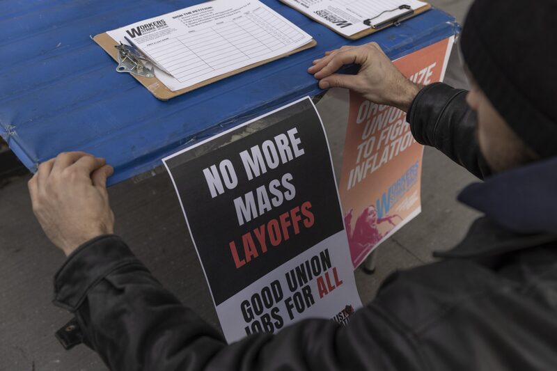 Manifestantes durante una concentración del sindicato de trabajadores de Alphabet en Nueva York, Estados Unidos, el jueves 2 de febrero de 2023. Manifestantes durante una concentración del sindicato de trabajadores de Alphabet en Nueva York, Estados Unidos, el jueves 2 de febrero de 2023.