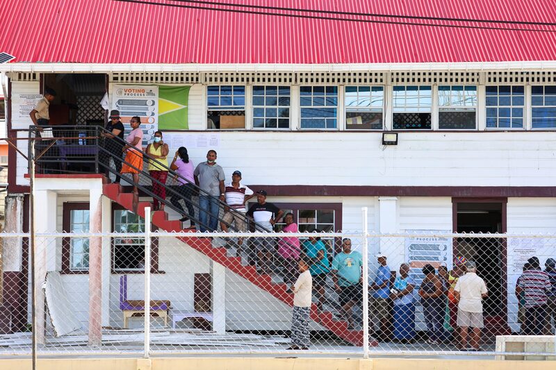 Los votantes esperan en fila para emitir su voto en un lugar de votación durante las elecciones generales en Leonora, West Demerara, Guyana. Fotógrafo: Yancey Haywood/Bloomberg. Los votantes esperan en fila para emitir su voto en un lugar de votación durante las elecciones generales en Leonora, West Demerara, Guyana. Fotógrafo: Yancey Haywood/Bloomberg.