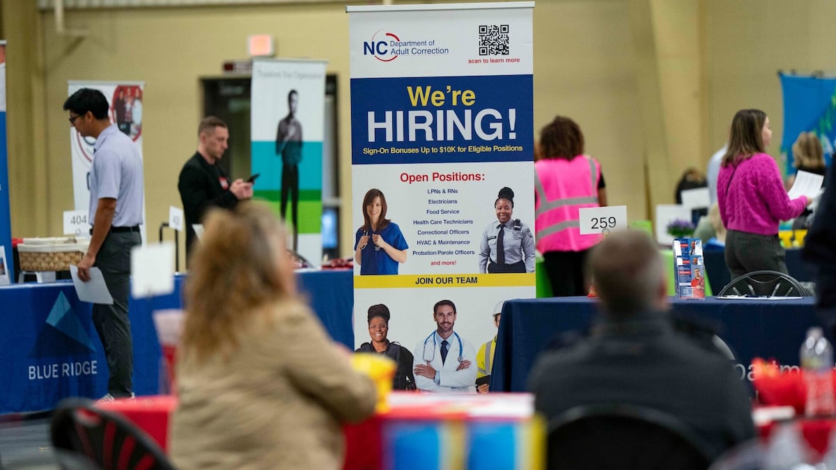 Asistentes a una feria de empleo y recursos en Fletcher, Carolina del Norte.