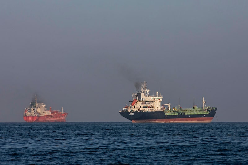 Varios barcos permanecen anclados el 16 de mayo de 2026 en el estrecho de Ormuz, cerca de la isla de Larak, en Irán. Varios barcos permanecen anclados el 16 de mayo de 2026 en el estrecho de Ormuz, cerca de la isla de Larak, en Irán.
