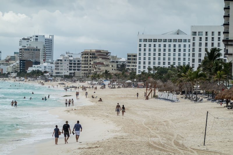 La Asociación de Hoteles de Cancún, Puerto Morelos e Isla Mujeres hizo un llamado a la empresa estatal CFE ya la gobernadora Mara Lezama para garantizar mejoras en la infraestructura del estado. La Asociación de Hoteles de Cancún, Puerto Morelos e Isla Mujeres hizo un llamado a la empresa estatal CFE ya la gobernadora Mara Lezama para garantizar mejoras en la infraestructura del estado.