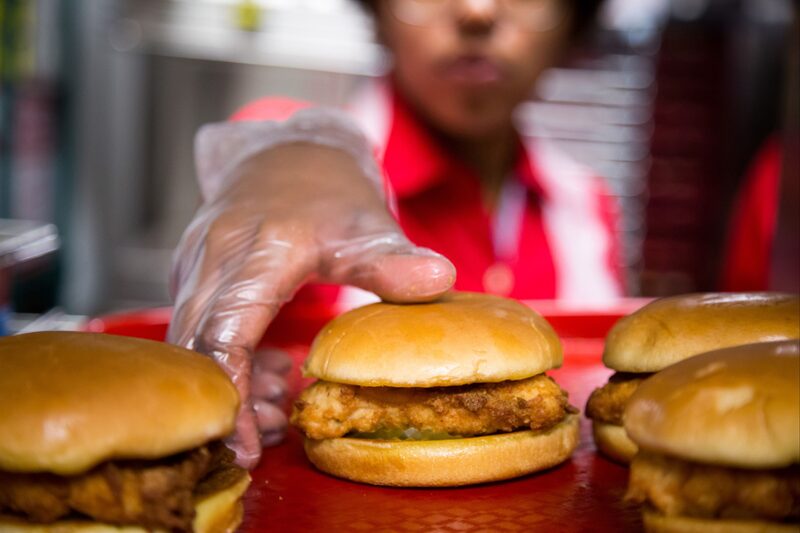 Un empleado recoge un sándwich de pollo frito durante un evento previo a la gran apertura de un restaurante Chick-fil-A en Nueva York, Estados Unidos, el viernes 2 de octubre de 2015 Un empleado recoge un sándwich de pollo frito durante un evento previo a la gran apertura de un restaurante Chick-fil-A en Nueva York, Estados Unidos, el viernes 2 de octubre de 2015