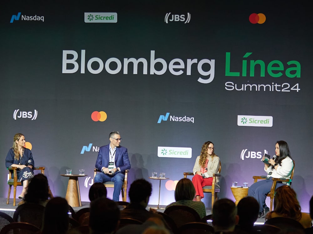 A partir da esq., Dra. Marcela Caselato, da Novo Nordisk, José Arthur Lorenzetti, da Danone, Julia Michelin, da Bio Ritmo, e Juliana Estigarríbia, da Bloomberg Línea, em painel do Bloomberg Línea Summit 2024 (Foto: Divulgação/Estúdio Lava/Bloomberg Línea) A partir da esq., Dra. Marcela Caselato, da Novo Nordisk, José Arthur Lorenzetti, da Danone, Julia Michelin, da Bio Ritmo, e Juliana Estigarríbia, da Bloomberg Línea, em painel do Bloomberg Línea Summit 2024 (Foto: Divulgação/Estúdio Lava/Bloomberg Línea)