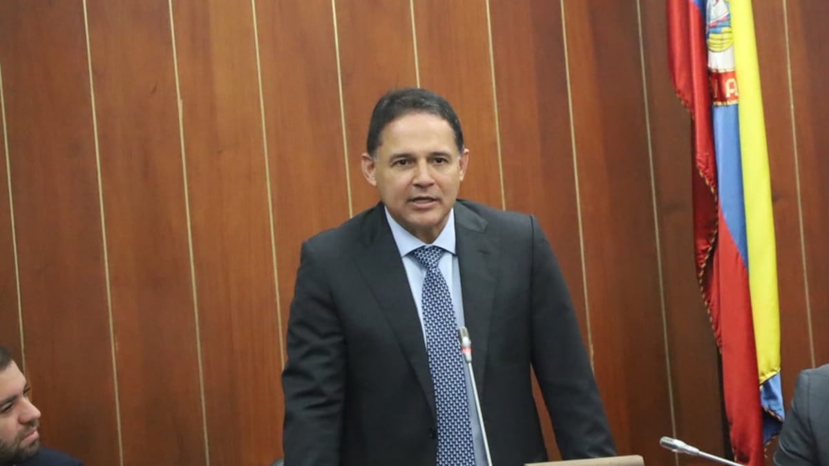 "Recibe un país que enfrenta innumerables desafíos": presidente del Congreso a De la Espriella