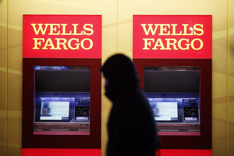 Un peatón camina por delante de los cajeros automáticos (ATM) en una sucursal bancaria de Wells Fargo en la noche en Washington, DC, EE.UU., el jueves 7 de enero de 2021. Está previsto que Wells Fargo & Co. publique sus resultados el 15 de enero. Un peatón camina por delante de los cajeros automáticos (ATM) en una sucursal bancaria de Wells Fargo en la noche en Washington, DC, EE.UU., el jueves 7 de enero de 2021. Está previsto que Wells Fargo & Co. publique sus resultados el 15 de enero.