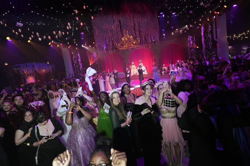 A Netflix já recebeu mais de 70 propostas de casamento no Queen’s Ball, uma versão itinerante de seu programa (Foto: Ilya S. Savenok/Getty Images for Netflix
) A Netflix já recebeu mais de 70 propostas de casamento no Queen’s Ball, uma versão itinerante de seu programa (Foto: Ilya S. Savenok/Getty Images for Netflix
)