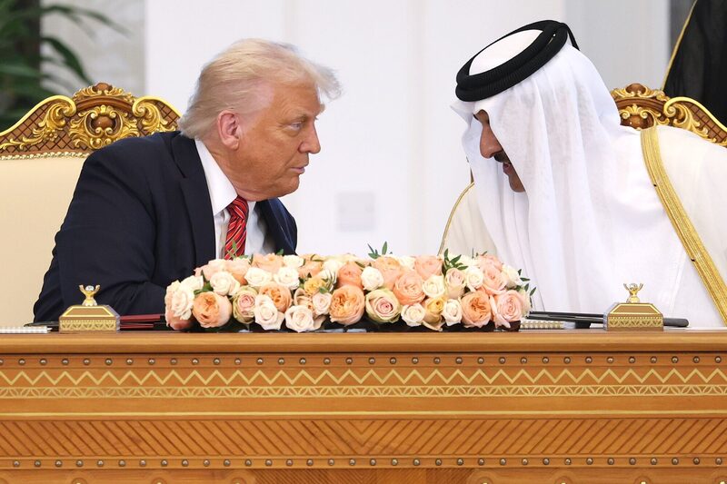 Donald Trump y Tamim bin Hamad al Thani asisten a una ceremonia de firma en el Amiri Diwan en Doha, Qatar, el 14 de mayo. Fotógrafo: Win McNamee/Getty Images Donald Trump y Tamim bin Hamad al Thani asisten a una ceremonia de firma en el Amiri Diwan en Doha, Qatar, el 14 de mayo. Fotógrafo: Win McNamee/Getty Images