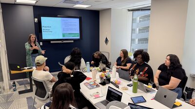 Empresas trocam treinamentos formais por ‘influenciadores’ internos para difundir IA Empresas trocam treinamentos formais por ‘influenciadores’ internos para difundir IA