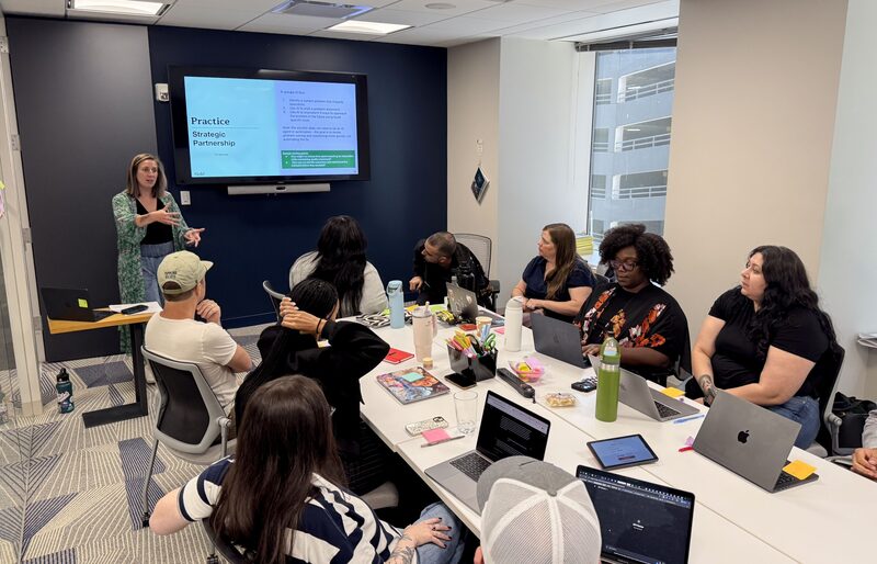 Empresas em diversos setores, como tecnologia e finanças, tem recrutado 'influenciadores internos' para promover o uso da IA em diferentes tarefas Empresas em diversos setores, como tecnologia e finanças, tem recrutado 'influenciadores internos' para promover o uso da IA em diferentes tarefas