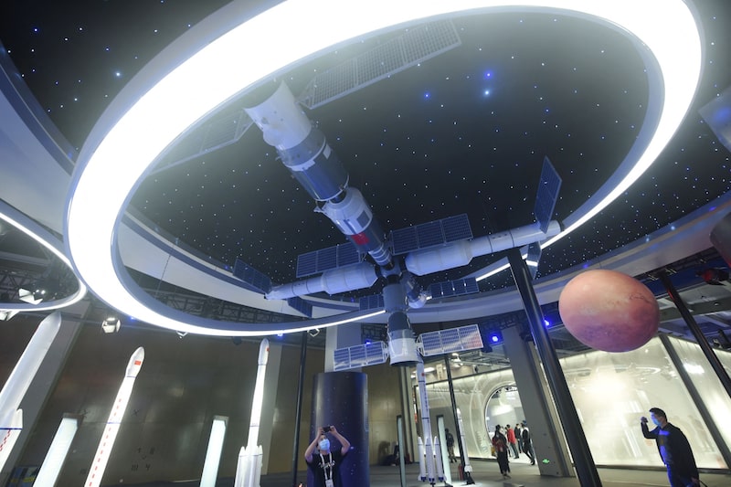 Una maqueta de la estación espacial china Tiangong se ve en la Conferencia Apsara, sobre computación en la nube e inteligencia artificial (IA), en Hangzhou, en la provincia oriental china de Zhejiang, el 19 de octubre de 2021. Una maqueta de la estación espacial china Tiangong se ve en la Conferencia Apsara, sobre computación en la nube e inteligencia artificial (IA), en Hangzhou, en la provincia oriental china de Zhejiang, el 19 de octubre de 2021.