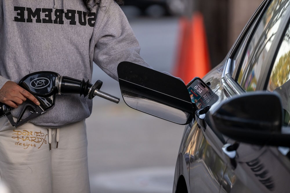 Un conductor reposta combustible en una gasolinera de Los Altos, California. Un conductor reposta combustible en una gasolinera de Los Altos, California.