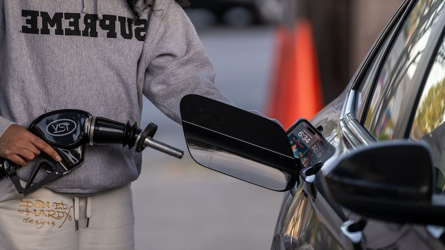 La gasolina en EE.UU. supera los US$4 mientras la guerra dispara el costo del combustible La gasolina en EE.UU. supera los US$4 mientras la guerra dispara el costo del combustible