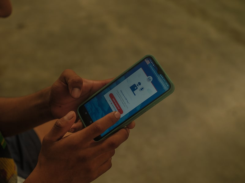 Un migrante consulta la aplicación CBP One en su celular en un albergue para migrantes en Villahermosa, México, el viernes 18 de octubre de 2024. Un migrante consulta la aplicación CBP One en su celular en un albergue para migrantes en Villahermosa, México, el viernes 18 de octubre de 2024.