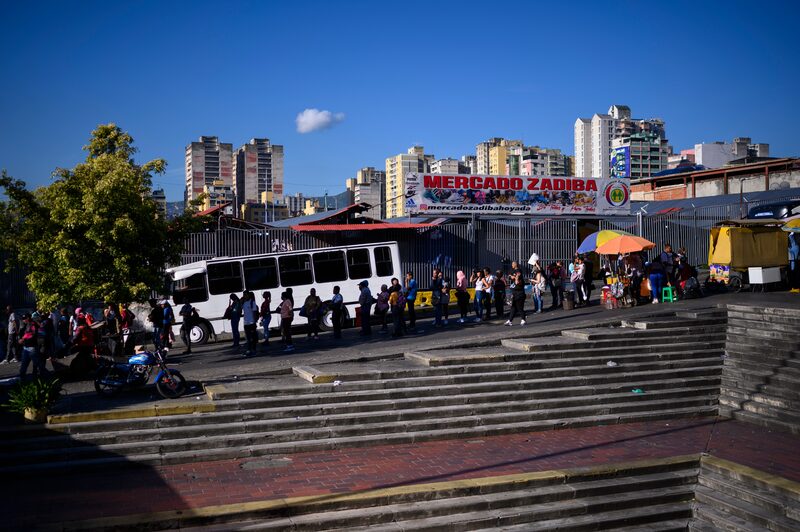 Ciudadanos esperan en la cola de un autobús en Caracas, Venezuela, el miércoles 11 de septiembre de 2024. Ciudadanos esperan en la cola de un autobús en Caracas, Venezuela, el miércoles 11 de septiembre de 2024.