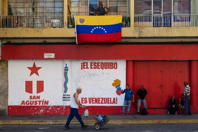 Peatones cerca de un mural que dice “El Esequibo es Venezuela”, durante un referéndum en Caracas, Venezuela, el domingo 3 de diciembre de 2023. Fotógrafo: Gaby Oraá/Bloomberg Peatones cerca de un mural que dice “El Esequibo es Venezuela”, durante un referéndum en Caracas, Venezuela, el domingo 3 de diciembre de 2023. Fotógrafo: Gaby Oraá/Bloomberg