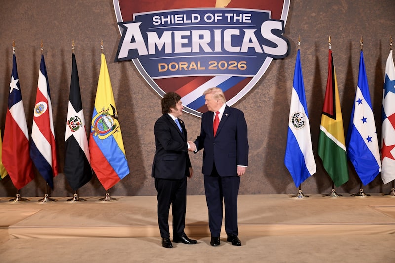 Donald Trump, a la derecha, y Javier Milei. Fotógrafo: Roberto Schmidt/Getty Images Donald Trump, a la derecha, y Javier Milei. Fotógrafo: Roberto Schmidt/Getty Images