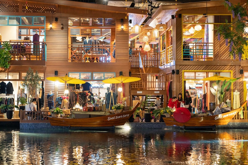 Los compradores pasan por delante de las tiendas en la zona de SookSiam, dentro del megacentro comercial IconSiam. Fotógrafo: Nicolas Axelrod/Bloomberg Los compradores pasan por delante de las tiendas en la zona de SookSiam, dentro del megacentro comercial IconSiam. Fotógrafo: Nicolas Axelrod/Bloomberg