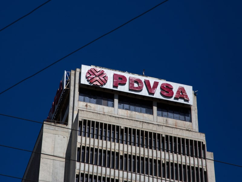 La señalización de la compañía Petróleos de Venezuela SA (PDVSA) se exhibe en un edificio en Puerto La Cruz, en el estado de Anzoátegui, Venezuela. La señalización de la compañía Petróleos de Venezuela SA (PDVSA) se exhibe en un edificio en Puerto La Cruz, en el estado de Anzoátegui, Venezuela.