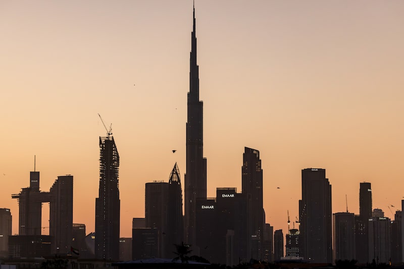 A salva de mísseis e drones do Irã danificaram marcos de Dubai, como o principal terminal do aeroporto e o icônico hotel Burj Al Arab A salva de mísseis e drones do Irã danificaram marcos de Dubai, como o principal terminal do aeroporto e o icônico hotel Burj Al Arab
