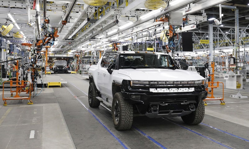 Un GMC Hummer EV en una planta de General Motors Un GMC Hummer EV en una planta de General Motors