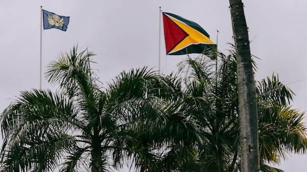 Ferry con más de 100 personas a bordo se hunde frente a Guyana; decenas siguen desaparecidas Ferry con más de 100 personas a bordo se hunde frente a Guyana; decenas siguen desaparecidas